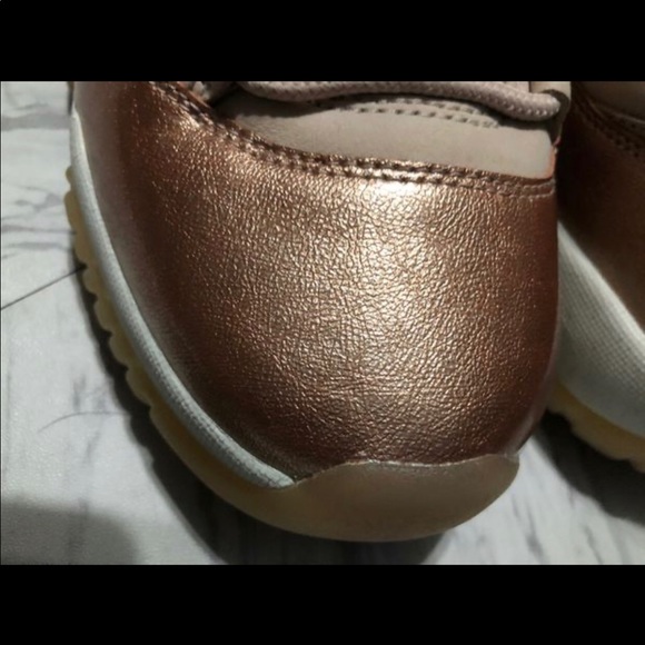 Sneakers - Picture 5 of 9